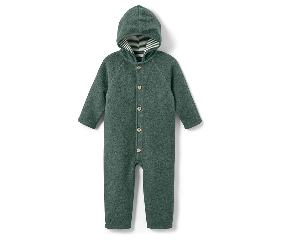 Zelený detský overal s kapucňou a gombíkmi na svetlom pozadí.