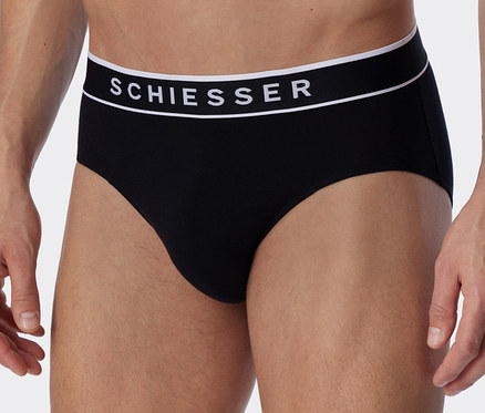 Muž má na sebe čierne nohavičky SCHIESSER Rio-Slip s biobavlnou.