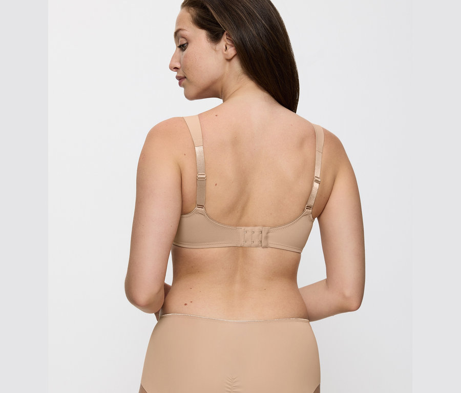 Pohľad zozadu na ženu, ktorá má na sebe telovú podprsenku Triumph Essential »Minimizer W X«.