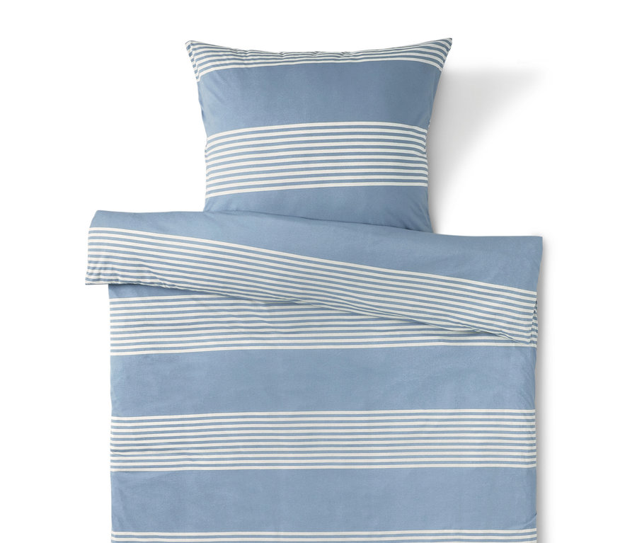 Modré obliečky s bielymi pruhmi a vankúš hore.