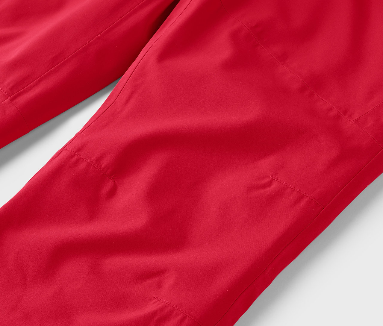 Detail červených nohavíc.