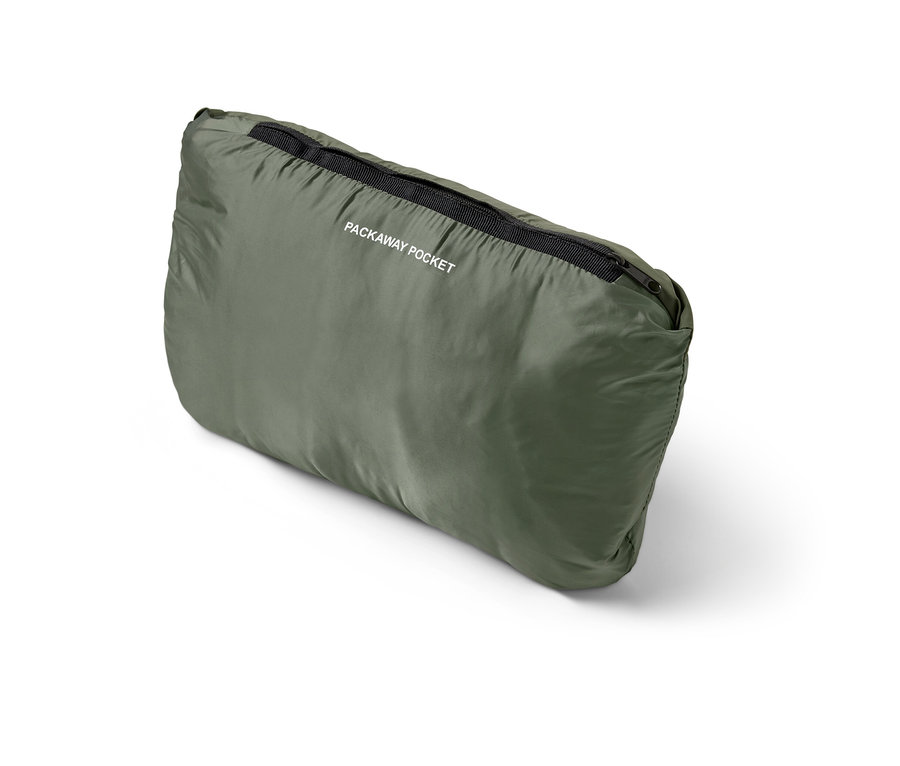 Zelená prešívaná vesta »pack light« s čiernym zipsom.