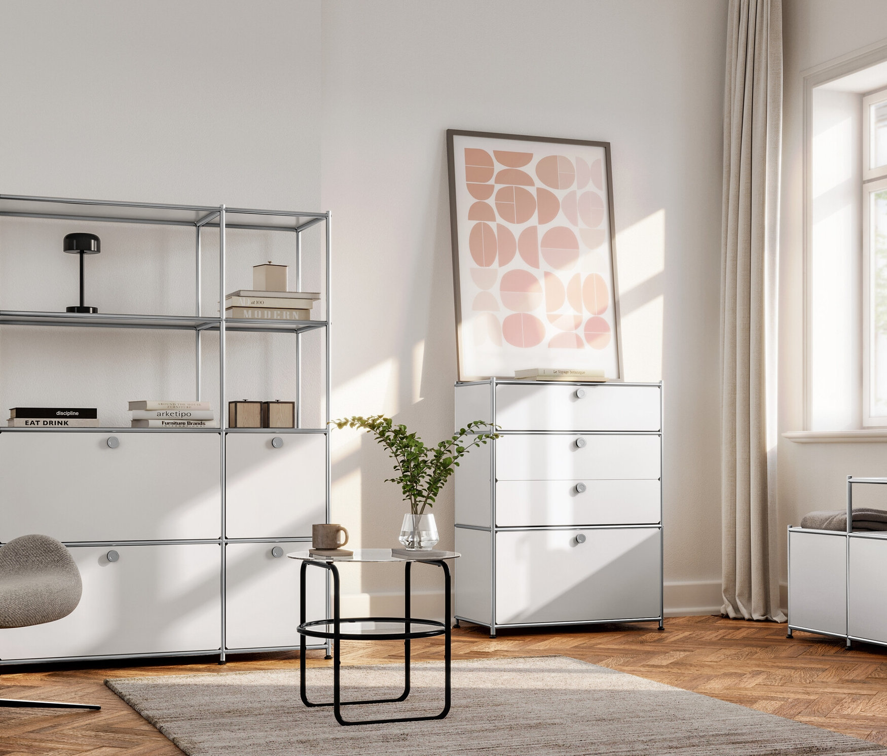 Zariadenie obývacej izby s otočným kreslom a akumulátorovou stolovou LED lampou na kovovej polici.