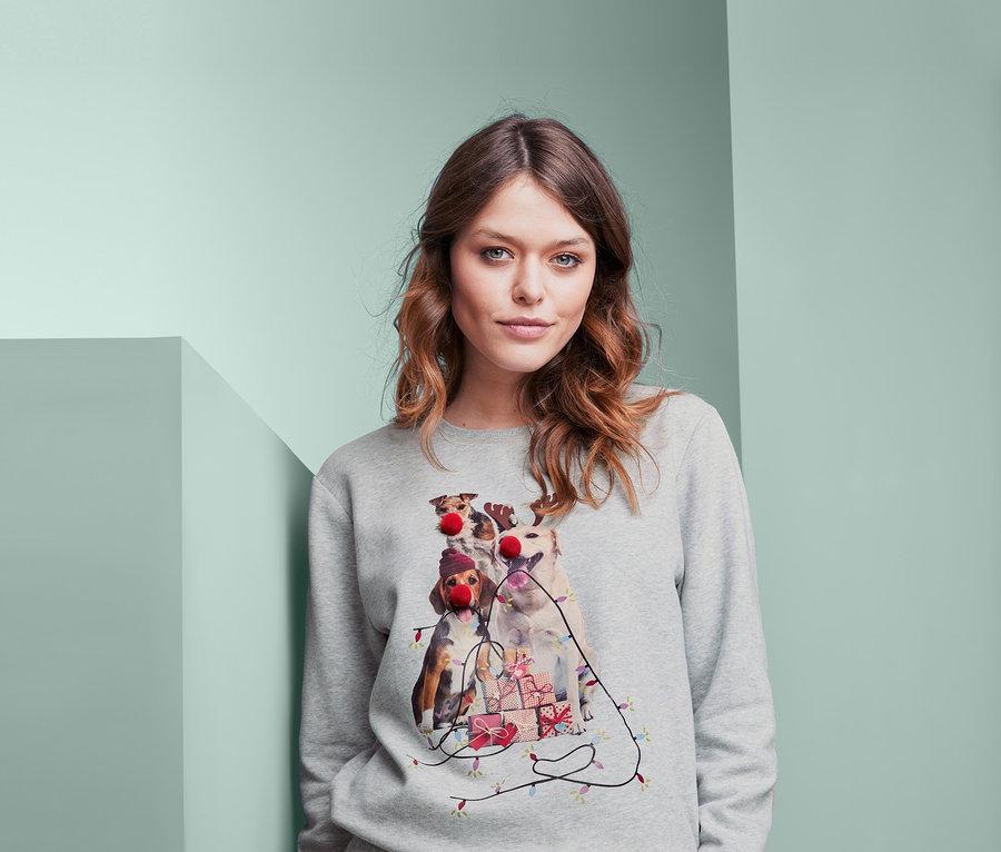 Žena má na sebe sivú mikinu.