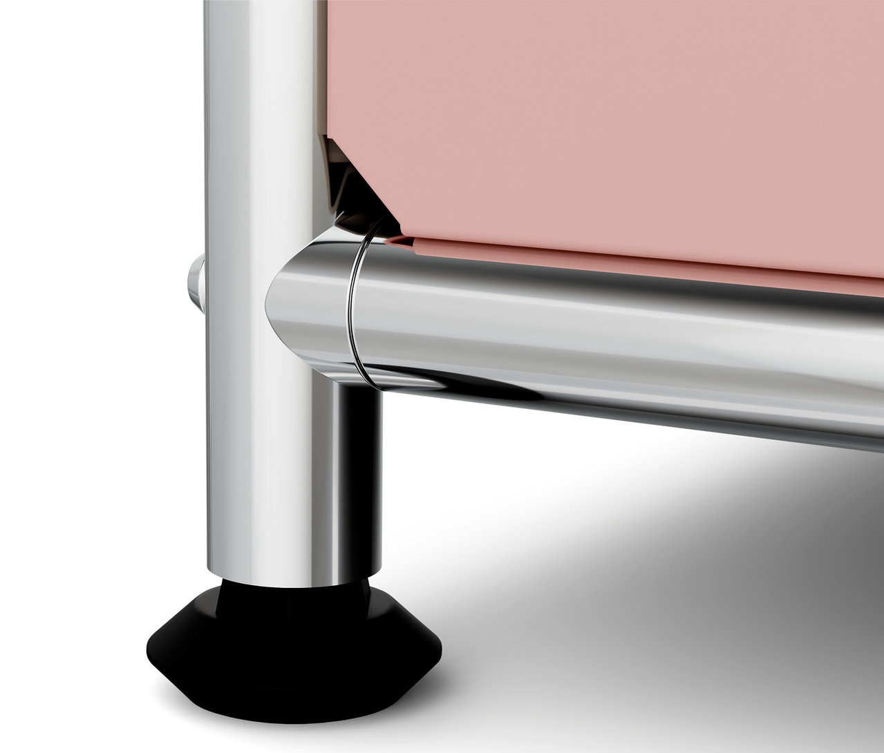 Detail chrómovej rúrkovej konštrukcie s čiernou nohou a ružovým panelom.
