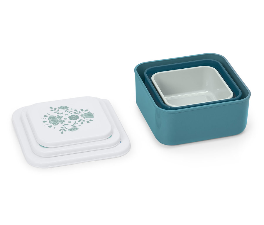 Sada troch modrých a bielych štvorcových misiek s viečkami leží na bielom pozadí.