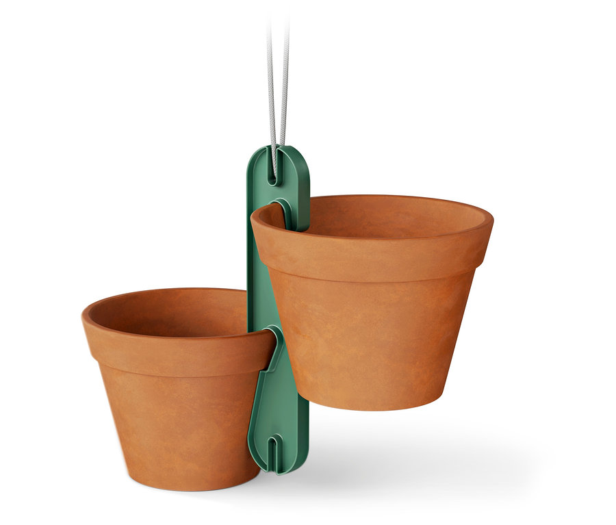 Závesný zelený držiak s dvoma terakotovými kvetináčmi.