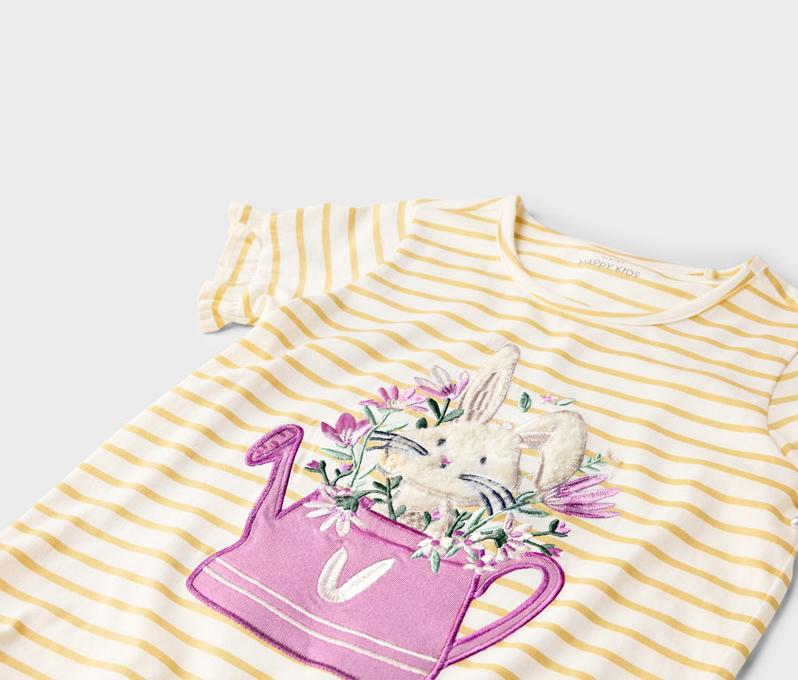 Pruhované tričko s krátkym rukávom a nášivkou králika v ružovej kanvičke na zalievanie.