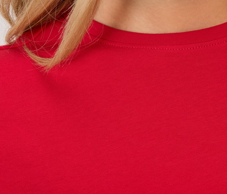 Detail červeného trička na žene.