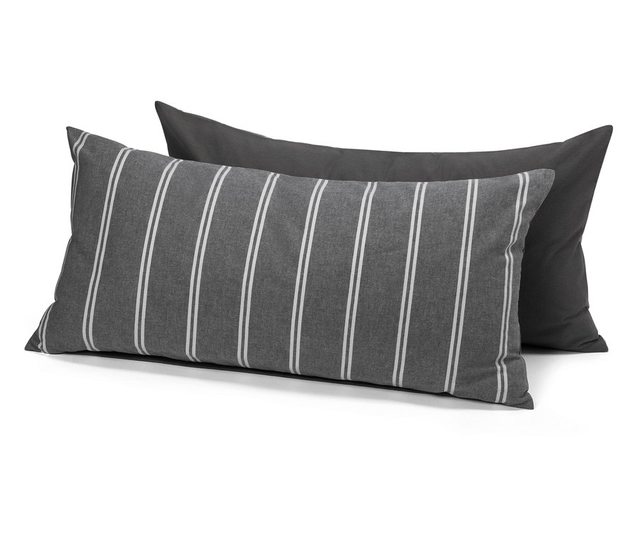 Dva obdĺžnikové vankúše: jeden sivý s bielymi pruhmi a jeden tmavosivý.