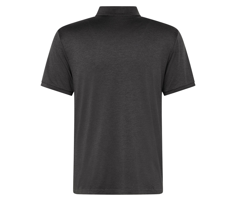Pohľad zozadu na tmavošedé polo tričko.