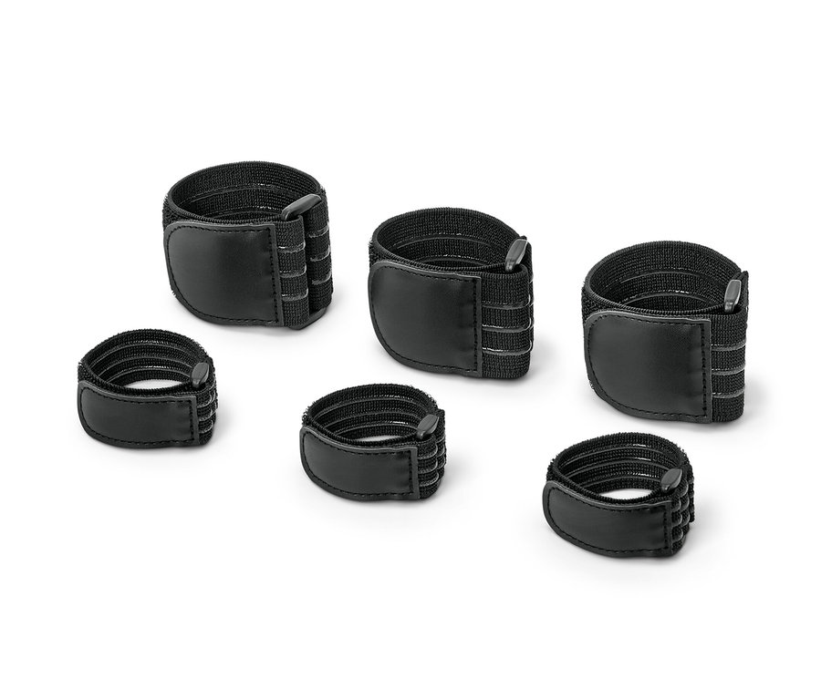 Šesť čiernych elastických upevňovacích popruhov leží na bielom pozadí.