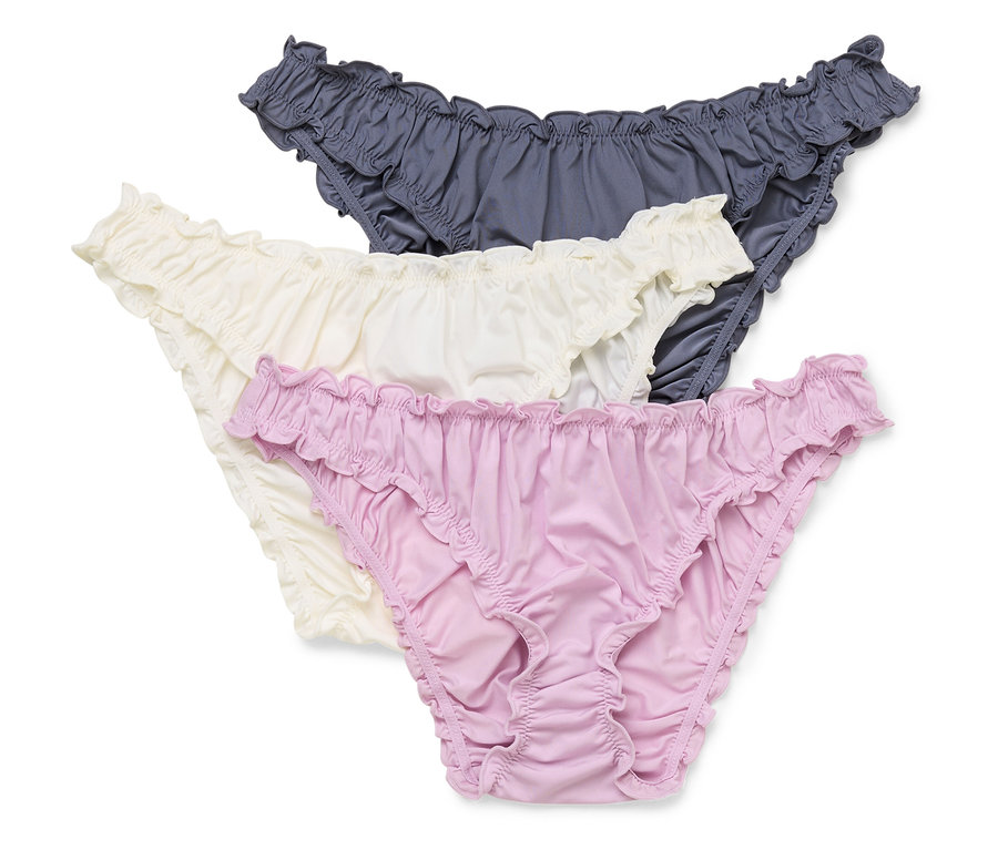 Tri dámske nohavičky v sivej, krémovej a fialovej farbe ležia na sebe.