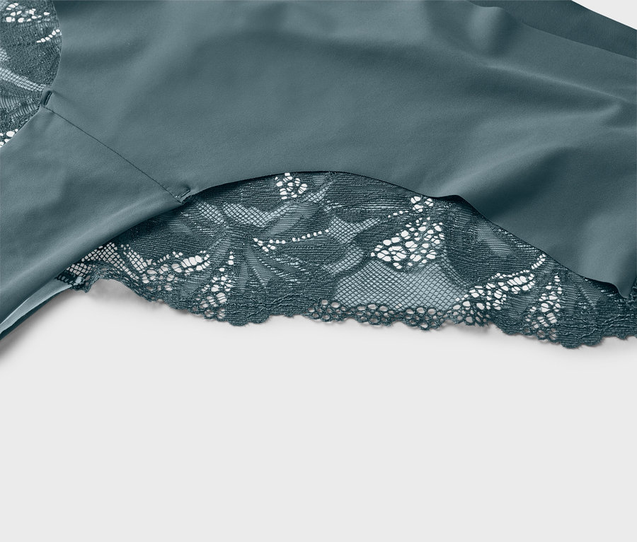 Detailný záber tyrkysovej látky s tyrkysovou čipkou.