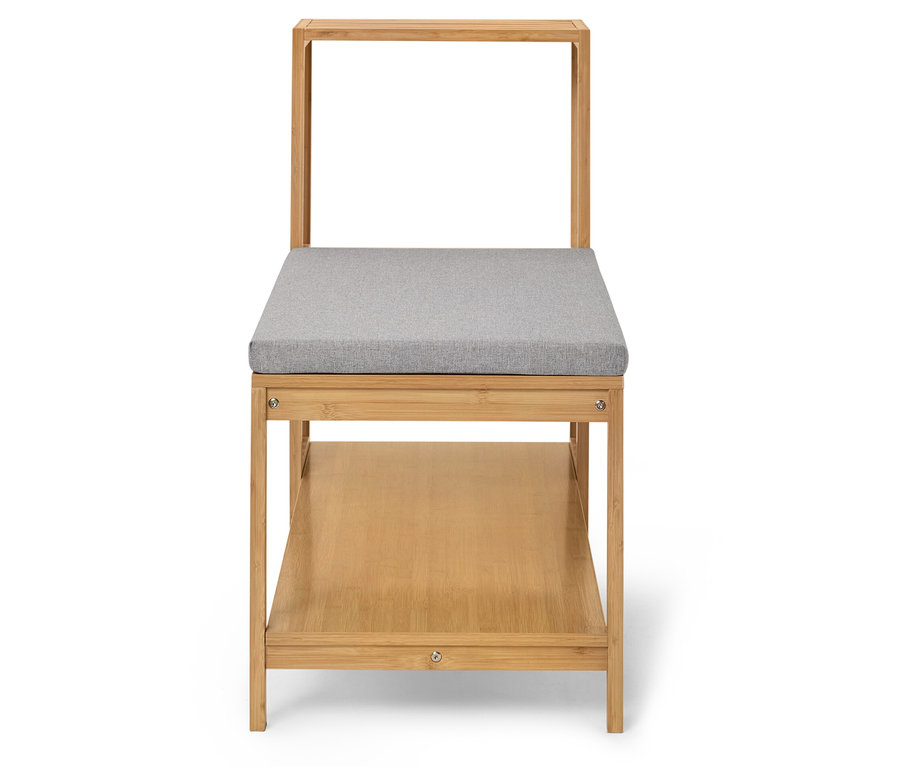 Drevená stolička so sivým čalúneným sedadlom a spodnou policou.