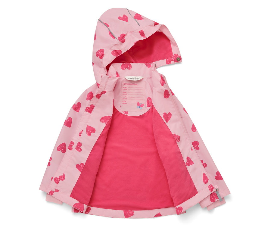 Otvorená, svetloružová detská bunda s kapucňou, pokrytá červenými srdiečkami.