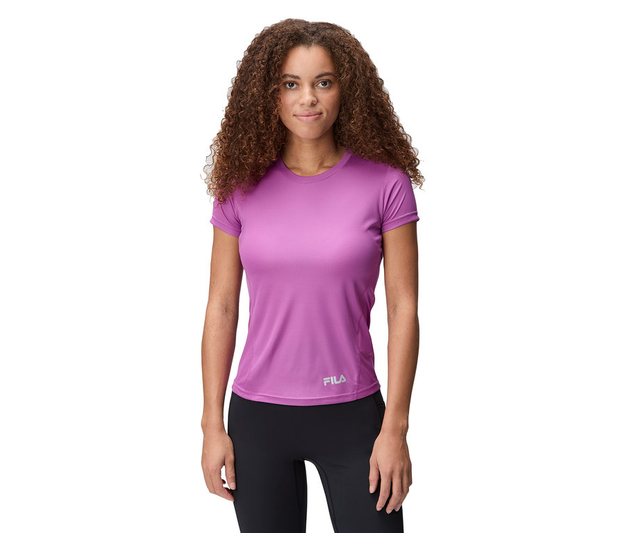 Žena má na sebe fialový športový top Fila a čierne legíny.