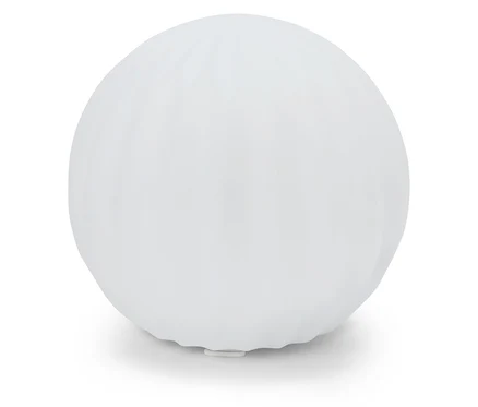 Biela guľovitá lampa na bielom pozadí.