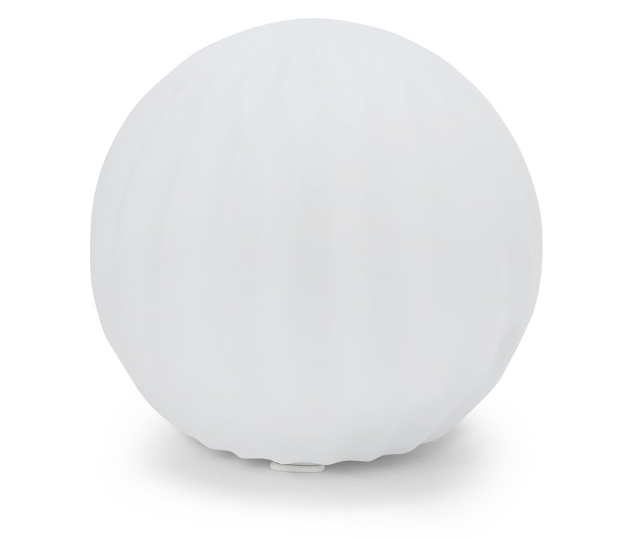 Biela guľovitá lampa na bielom pozadí.