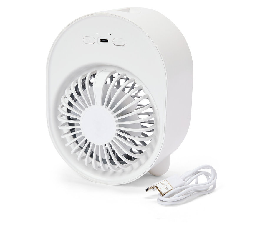 Biely, okrúhly mini ventilátor stojí vedľa USB kábla.