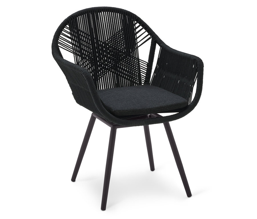 Čierna pletená stolička s tmavým vankúšom a kovovými nohami na bielom pozadí.