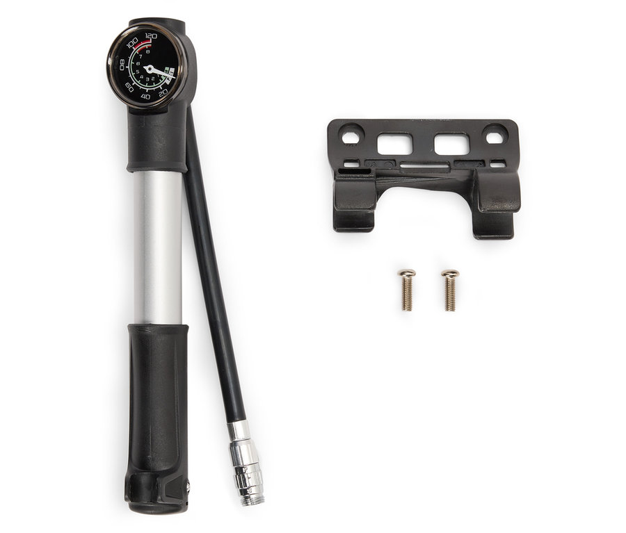 Hustilka na bicykel s manometrom leží vedľa čierneho držiaka a dvoch skrutiek na bielom pozadí.