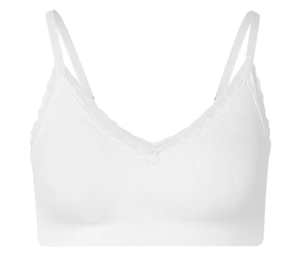 Biely rebrovaný bralet s čipkou a nastaviteľnými ramienkami na bielom pozadí.