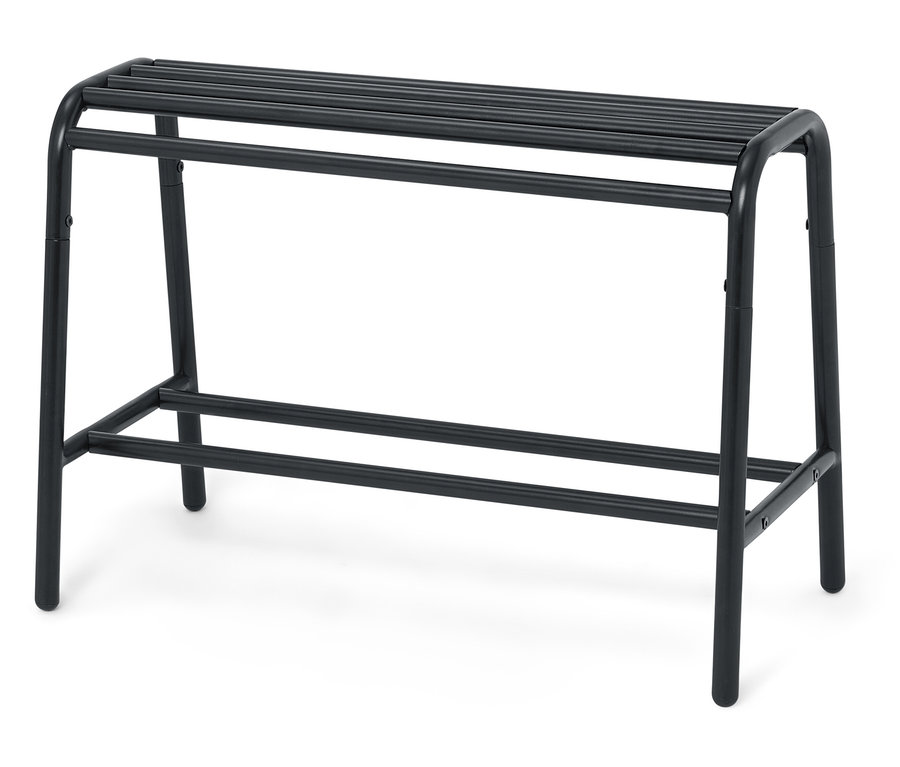 Čierny kovový stojan na topánky s dvomi úrovňami na bielom pozadí.