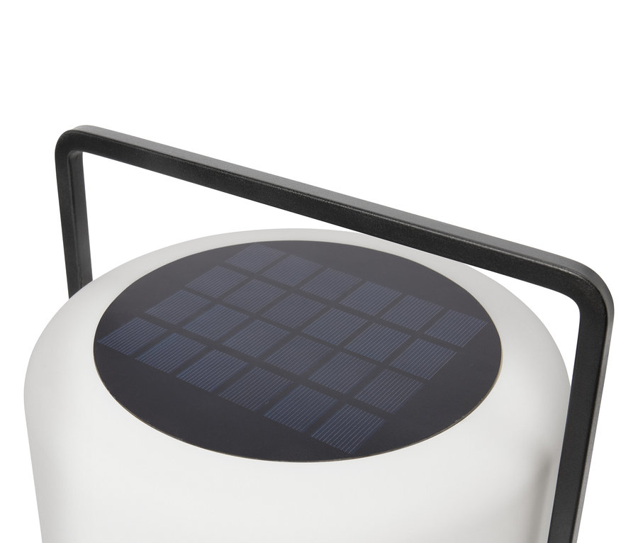 Detailný záber na bielu solárnu lampu s čiernou rukoväťou a solárnym panelom.