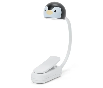 Biela pripínacia lampa s flexibilným krkom a čiernou hlavou v tvare tučniaka so svetlou tvárou a malými očami.