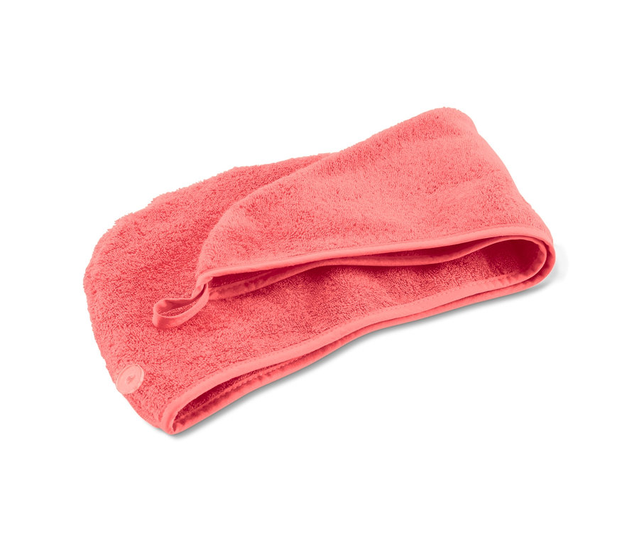 Ružový uterákový turban na bielom pozadí.