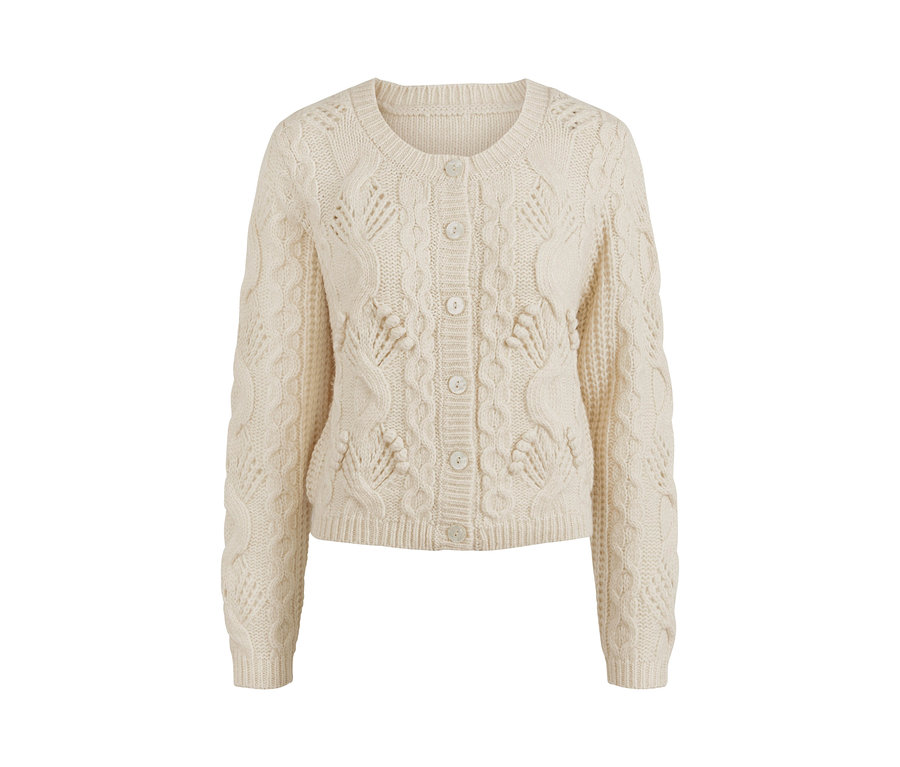 Biely kardigán z hrubej pleteniny s gombíkmi.