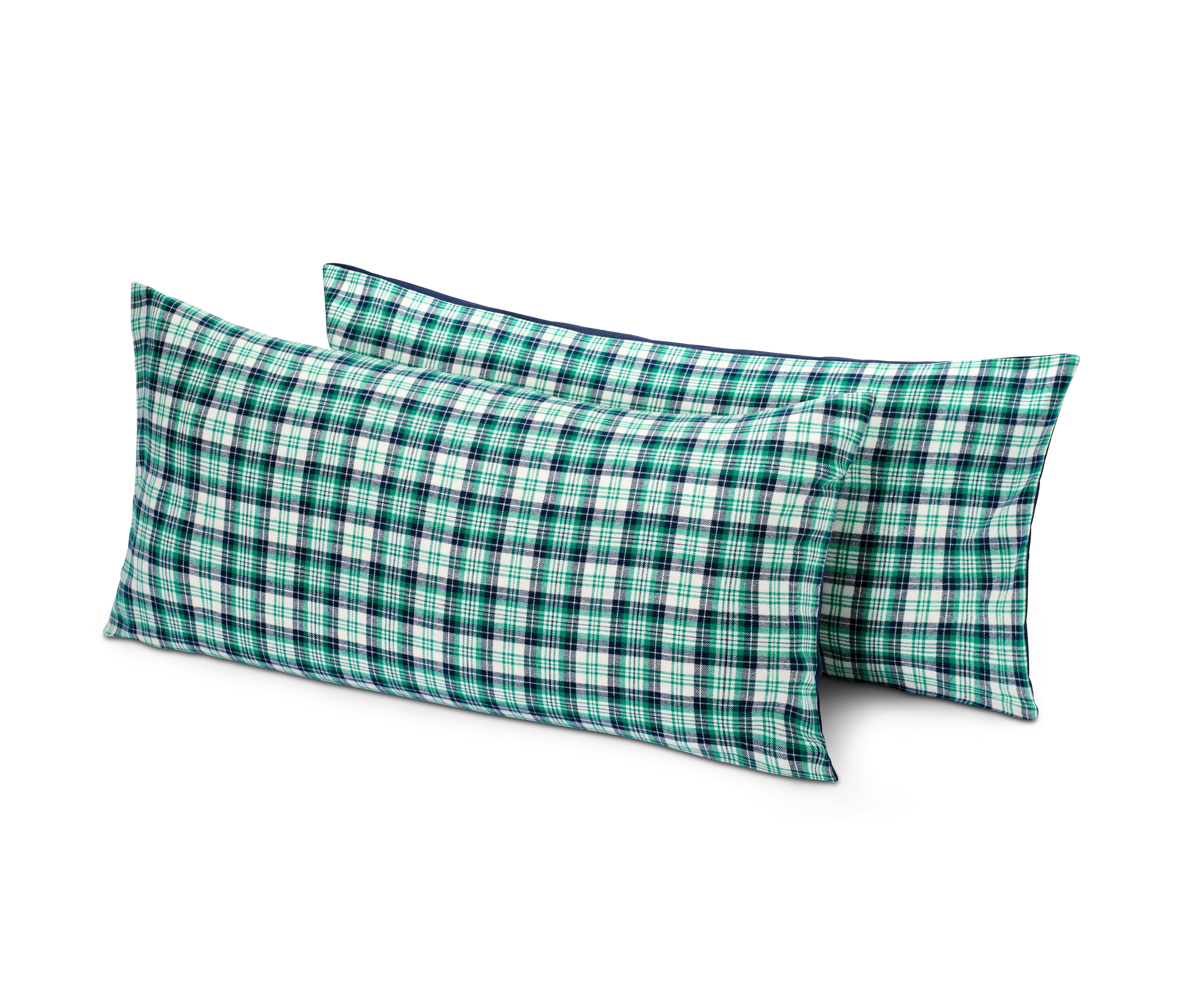 Dve flanelové obliečky na vankúše s károvaným vzorom v zelenej, bielej a tmavomodrej farbe.