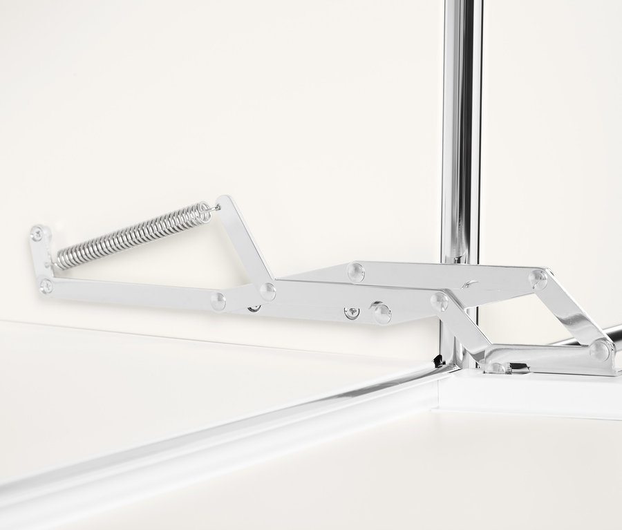 Detail bielej kovovej odkladacej skrinky »CN3« s výklopnými priehradkami a mechanizmom otvárania.