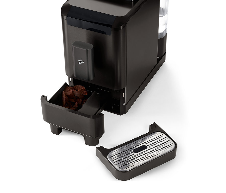 Detail plnoautomatického kávovaru »Esperto2 Caffè« vo farbe Granite Black s vysunutou nádobou na kávovú usadeninu a odkvapkávacou miskou.