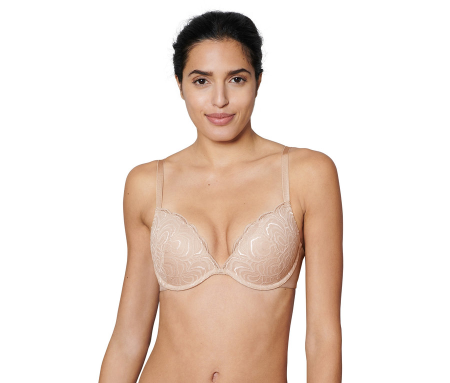 Žena má na sebe béžovú variabilnú podprsenku push-up.