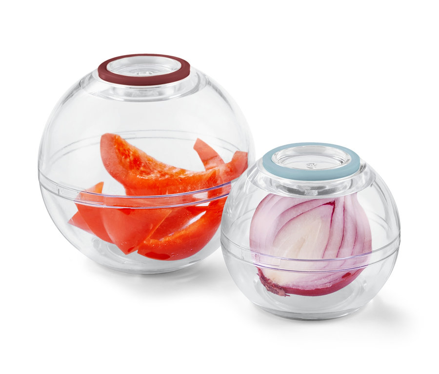 Dve guľaté nádobky na uchovávanie potravín, v jednej je nakrájaná paprika, v druhej cibuľa.
