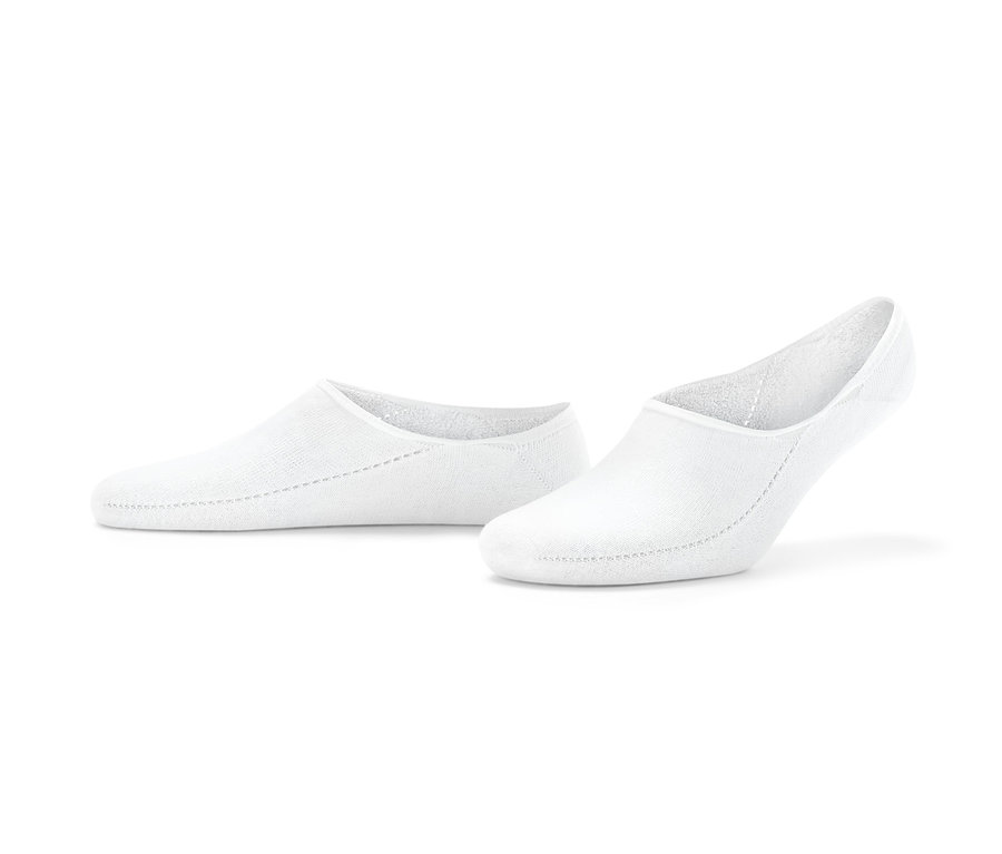 Dva páry bielych hrejivých ťapiek do topánok sneaker.