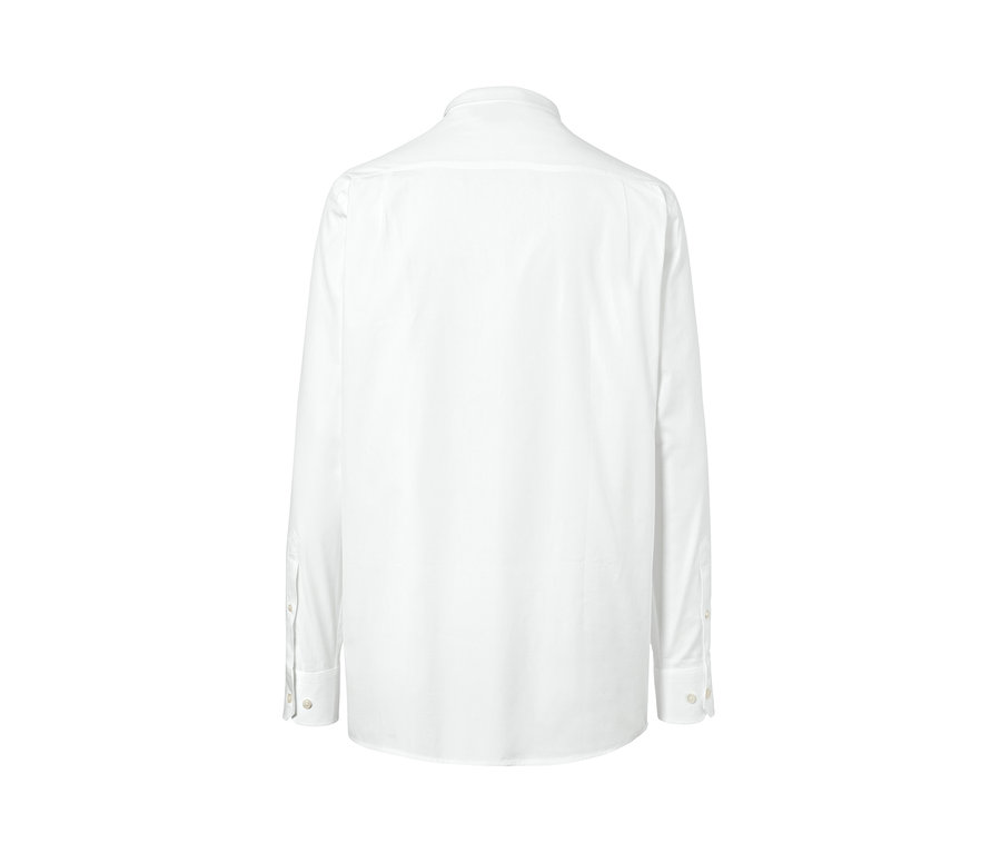 Pohľad zozadu na bielu košeľu Oxford strihu Comfort Fit.