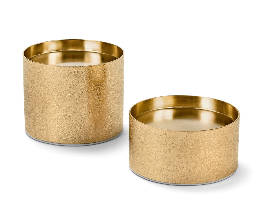 Dva zlaté svietniky.