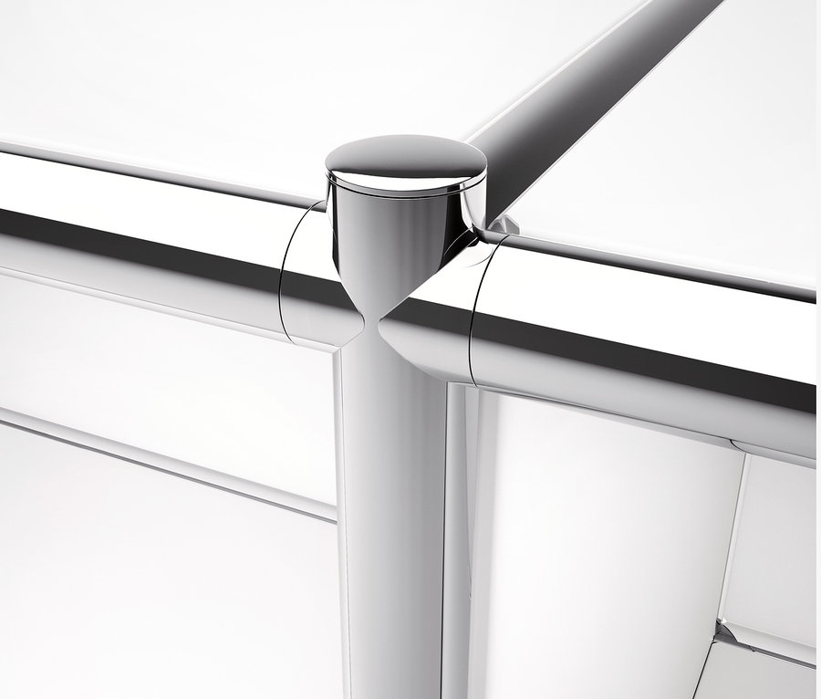 Detail chrómovaného rohu kovového regálu CN3.