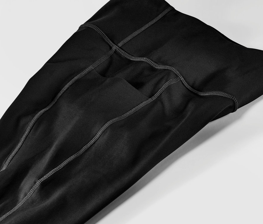 Detailný záber na čierne športové legínsy.