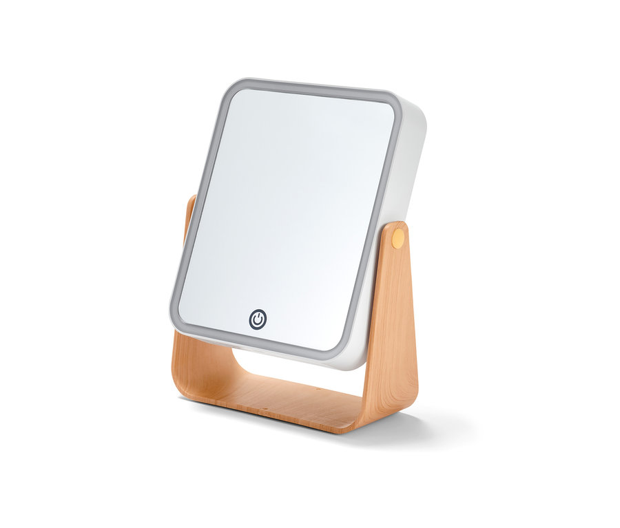 Detail kozmetického zrkadla s LED osvetlením na drevenom podstavci.