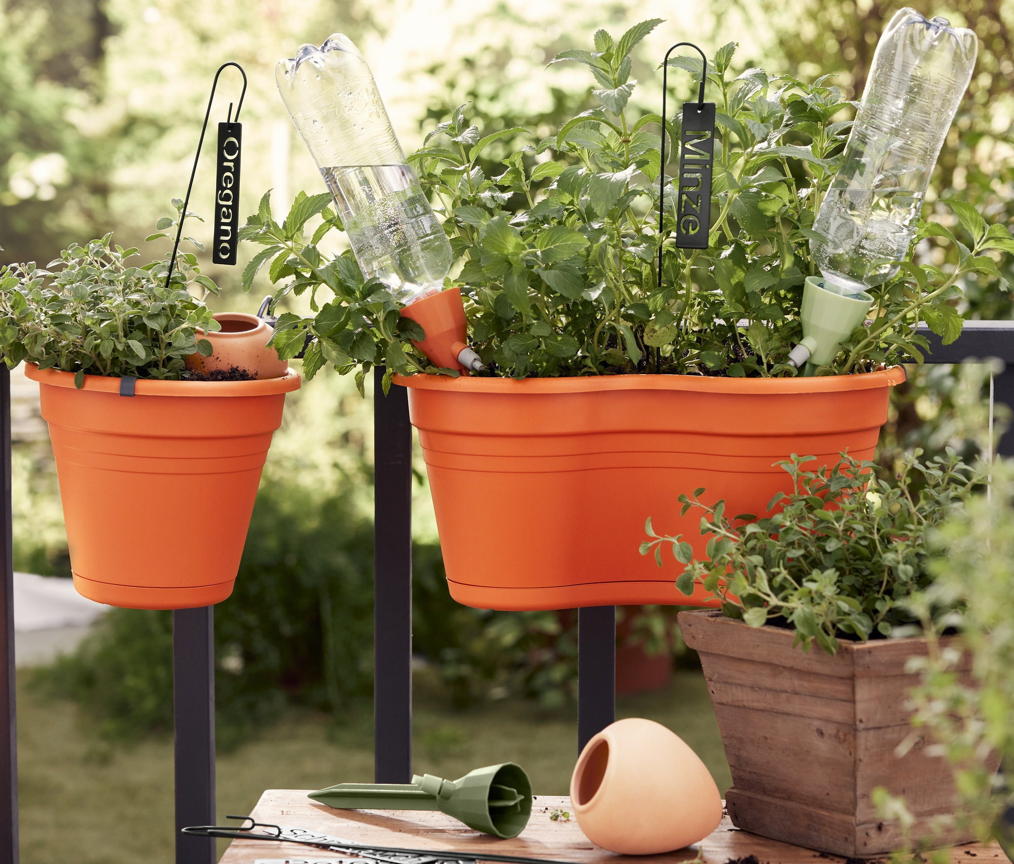 Balkón s dvojitým kvetináčom s držiakom na zavesenie, kvetináčom s držiakom na zavesenie, 3 zavlažovacími tyčinkami, 2 hlinenými zavlažovačmi a LED svetlom.