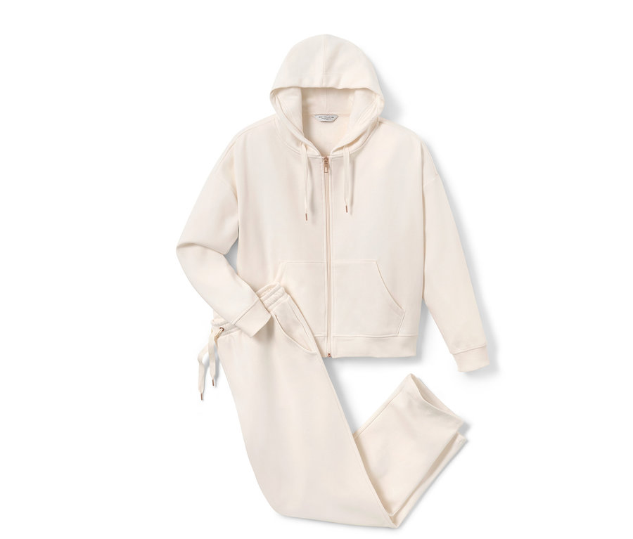 Krémová domáca súprava s kapucňou a nohavicami.