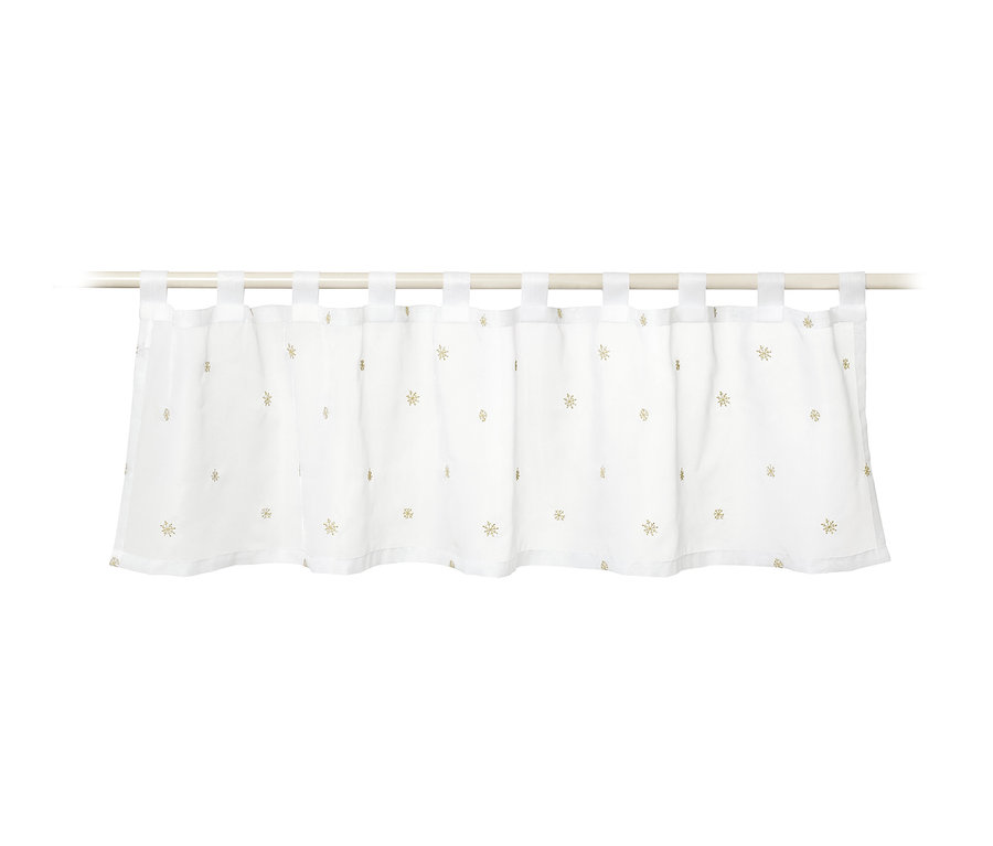 Biela bistro záclonka s motívom zlatých hviezdičiek visí na bielej tyči.