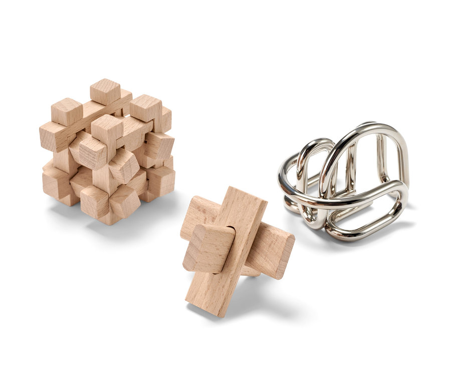 Tri hry zamerané na zručnosti na bielom pozadí. Dve drevené a jedna kovová.