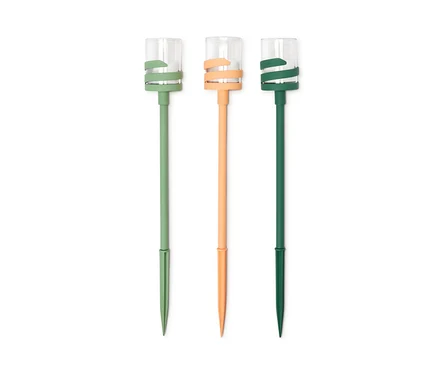 Tri LED outdoorové bodce na zapichnutie do zeme v zelenej, oranžovej a tmavozelenej farbe.