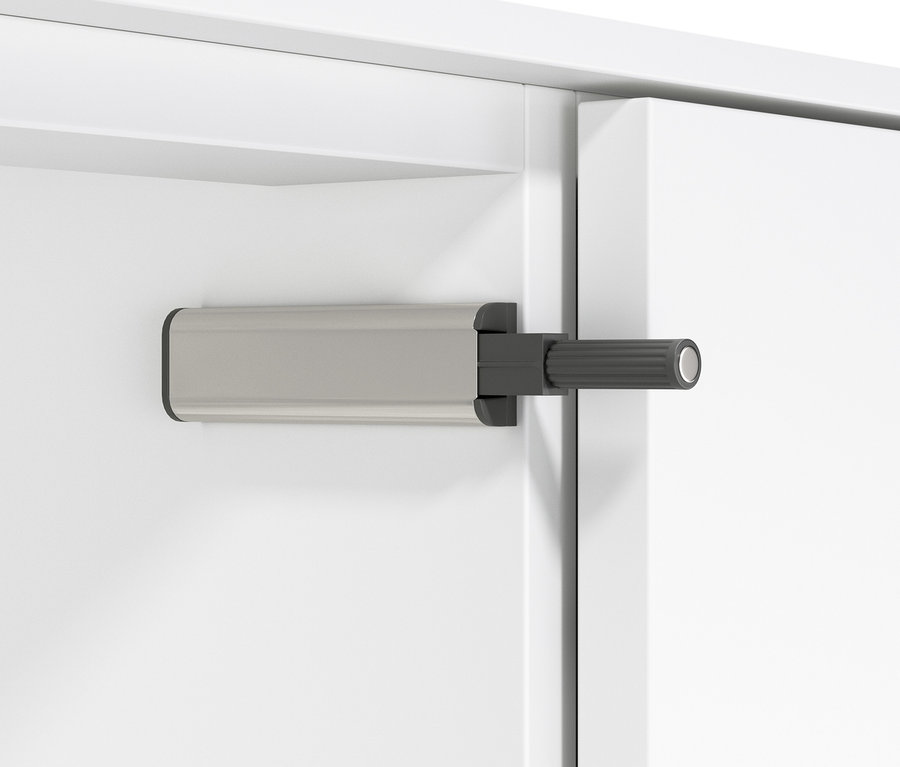 Detail bielej komody so zásuvkami.