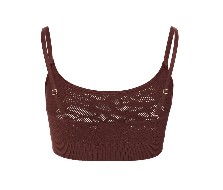 Detail hnedé bezšvovej podprsenky zdobenej čipkou.